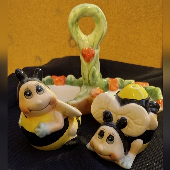 Ceramic Bumblebee Salt & Pepper Shaker Set - Picture 2 of 3